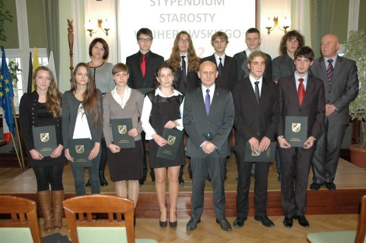 Zdolni studenci i uczniowie otrzymali od 500 do 2000 zł stypendium starosty wejherowskiego