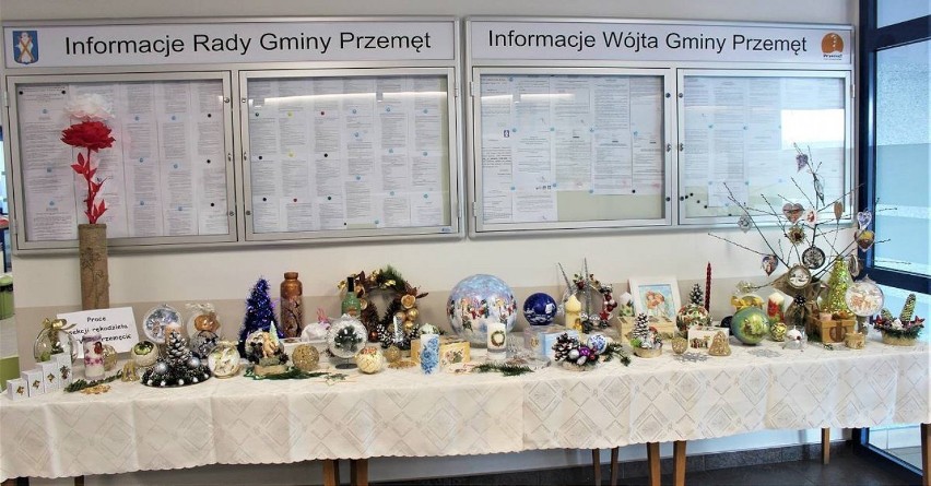 Wolsztyn: świąteczna wystawa prac pań z Uniwersytetu Trzeciego Wieku w Urzędzie Gminy w Przemęcie