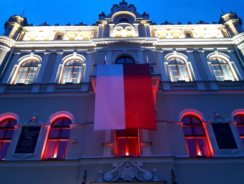 Jarosławski ratusz w biało-czerwonych barwach na Dzień Flagi [FOTO]