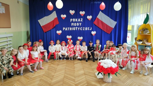 Pokaz mody patriotycznej w Przedszkolu numer 2 "Bajkowa Ciuchcia" w Jędrzejowie. Tak dzieciaki celebrowały święto Niepodległości.