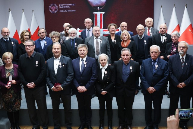 Nadawane przez Prezydenta RP odznaczenia, wzorowane na przedwojennych Krzyżach i Medalach Niepodległości, otrzymują działacze opozycji antykomunistycznej z lat 1956-1989