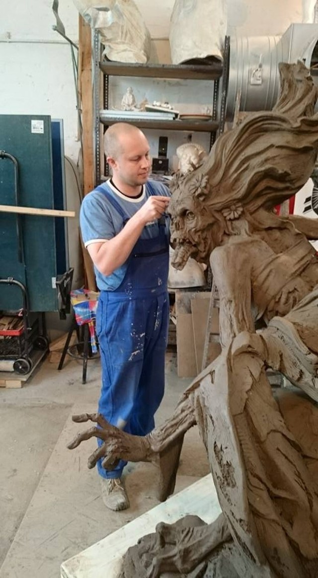 Artur Wochniak z Zielonej Góry podczas prac nad rzeźbą