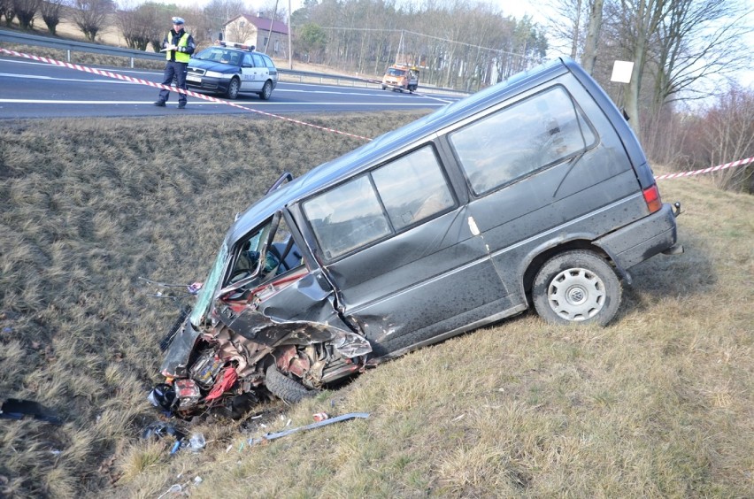 Czołowe zderzenie busa i samochodu osobowego. Jedna osoba nie żyje [zdjęcia, wideo]