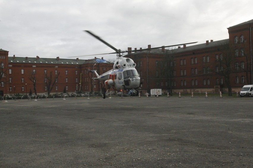 Policyjny helikopter lądował w Legnicy (ZDJECIA)