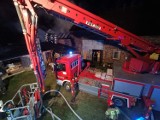 Duży pożar pod Żaganiem. W miejscowości Borowe palił się budynek gospodarczy, na miejsce wezwano osiem zastępów strażakó