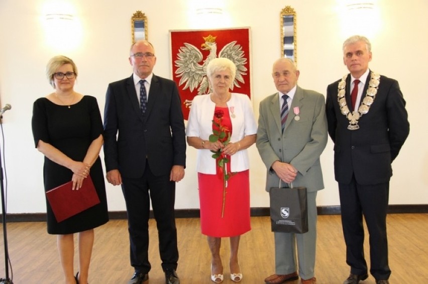 Medale dla małżonków z gminy Sieroszewice [FOTO]