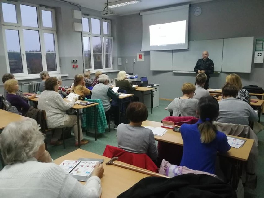 Powiat sławieński: Seniorzy przygotowują się do zajęć na Uniwersytecie III Wieku