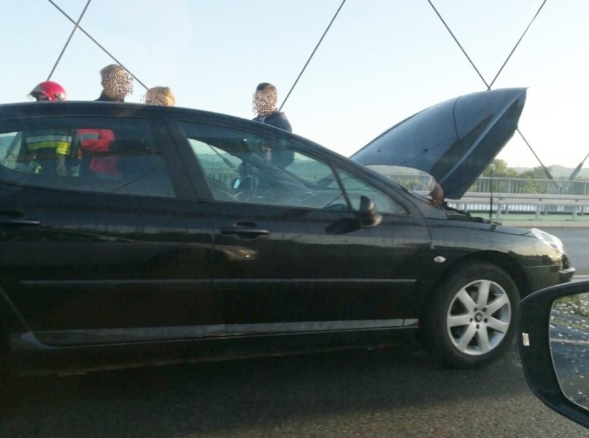 Na moście heleńskim najechały na siebie dwa samochody osobowe