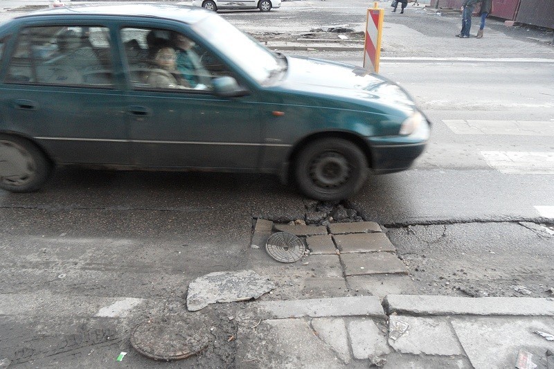 Częstochowa: W centrum Częstochowy kierowcy muszą uważać na wielkie dziury [ZOBACZ ZDJĘCIA]