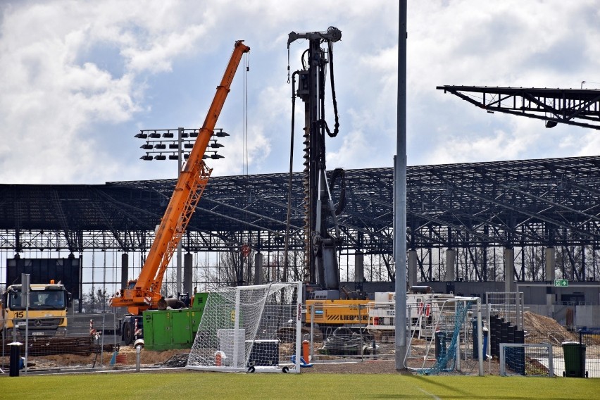 Co się dzieje na stadionie Pogoni Szczecin? Duży ruch przy budowie obiektu. ZDJĘCIA