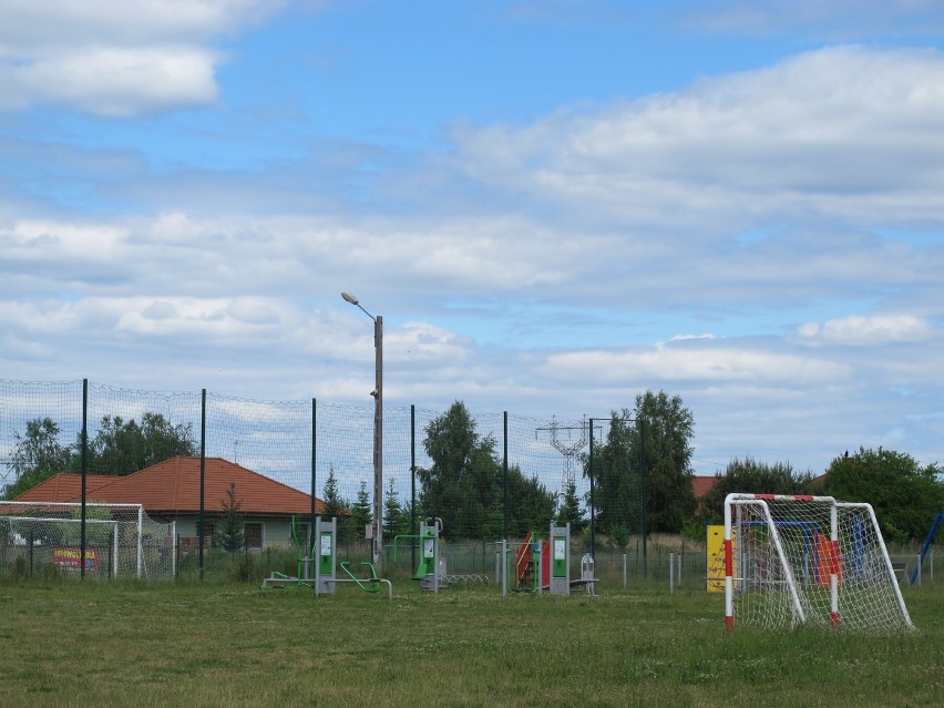 Obok boiska piłkarskiego w Kłodawie jest już plac zabaw i...