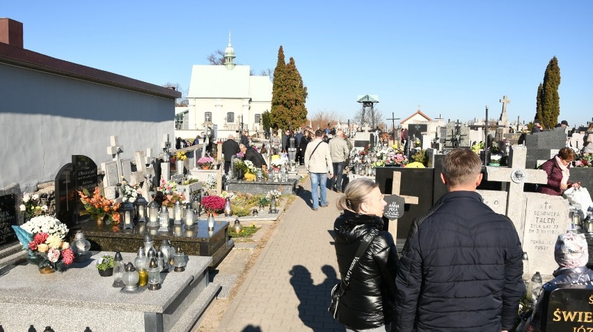 Wszystkich Świętych 2021 na cmentarzu w Końskich....