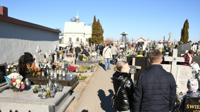 Wszystkich Świętych 2021 na cmentarzu w Końskich.

>>>Więcej zdjęć na kolejnych slajdach