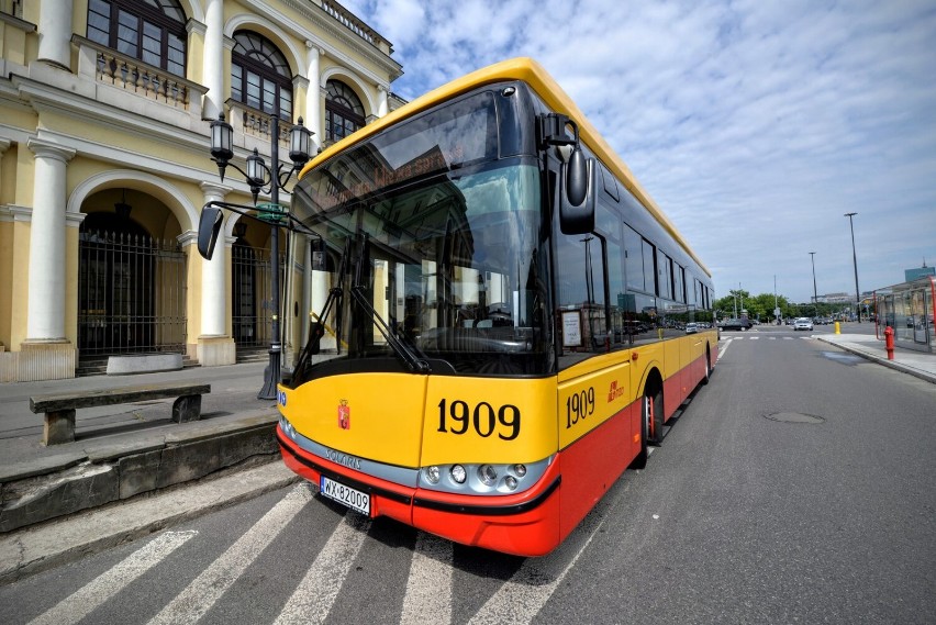 Autobusy w Warszawie jeżdżą rzadziej i krócej