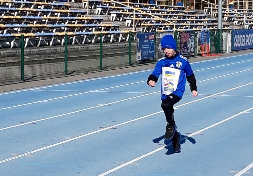 Biegają i chodzą dla uchodźców z Ukrainy. Charytatywna akcja na stadionie w Goleniowie