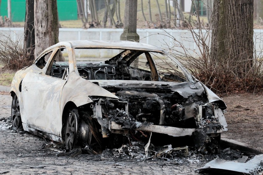 Pożar samochodu przy ul. Dobrej w Gdańsku. Auto spłonęło doszczętnie [ZDJĘCIA]