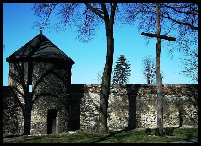 Mstów, mury zabytkowego klasztoru. Fot. Marek Bonarski