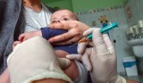 Szczepienia dzieci w czasach koronawirusa. Czy odbywają się normalnie?