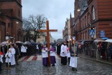 Padał deszcz, ale Droga Krzyżowa przeszła ulicami Gniezna [FOTO, FILM]