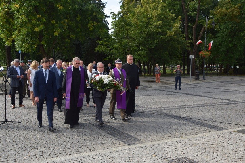 Zebrani złożyli kwiaty pod pomnikiem Marszałka Józefa...