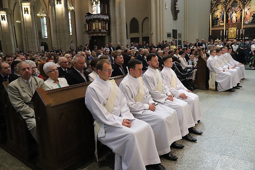 Dziewięciu nowych kapłanów archidiecezji łódzkiej. Święceń w łódzkiej katedrze udzielił abp Grzegorz Ryś