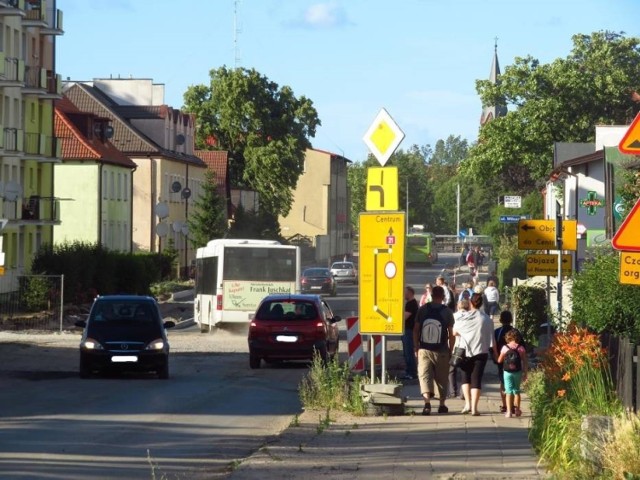 Zamknięte skrzyżowanie spowodowane jest pracami remontowymi w związku z przebudową Drogi Wojewódzkiej nr 203. Prace związane są wykonaniem podbudowy i warstw konstrukcyjnych drogi.