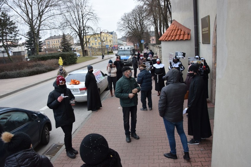 Demonstracja w Wieluniu. Przebrani za księży i zakonnice protestowali przed kolegiatą. Spodziewali się wizyty o. Rydzyka ZDJĘCIA