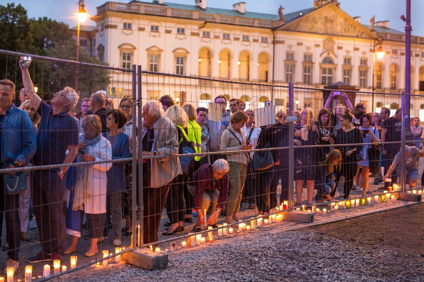 Zapalili świeczki przed Sądem Najwyższym. Protestujący...