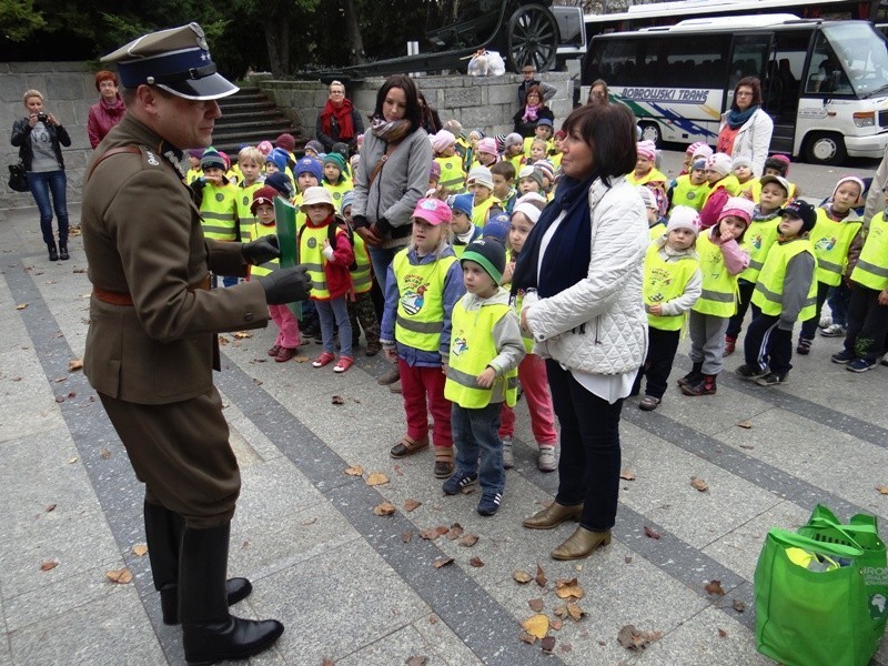 Cytadela w Poznaniu - przedszkolaki sprzątały cmentarz...