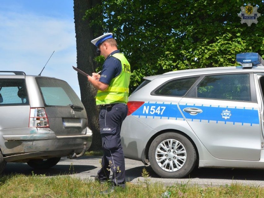 Wypadek w Zielonej Wsi (powiat kościerski). 15-letnia pasażerka auta w szpitalu