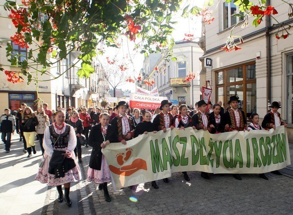 'Marsz dla życia i rodziny' przeszedł ulicami Nowego Sącza [ZDJĘCIA]