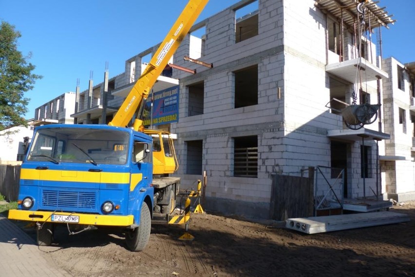 Złotów: Trwa budowa bloku mieszkalnego przy placu Wolności [GALERIA]