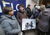 Komitet Obrony Demokracji demonstrował przed Sądem Okręgowym w Kielcach (WIDEO, ZDJĘCIA)