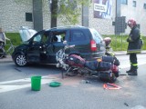 Puławy: na skrzyżowaniu przy ul. Zielonej motocykl zderzył się z samochodem osobowym 