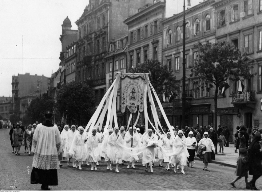Warszawa, 1930. Dziewczęta w białych strojach z chorągwią w...
