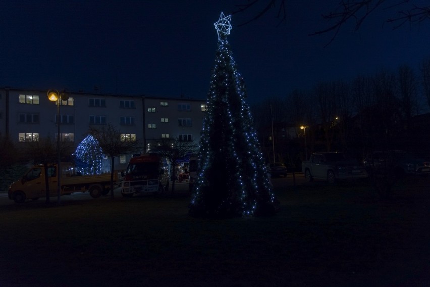 Wspólnie zaśpiewali kolędy pod budynkiem Urzędu Gminy Klucze [ZDJĘCIA]