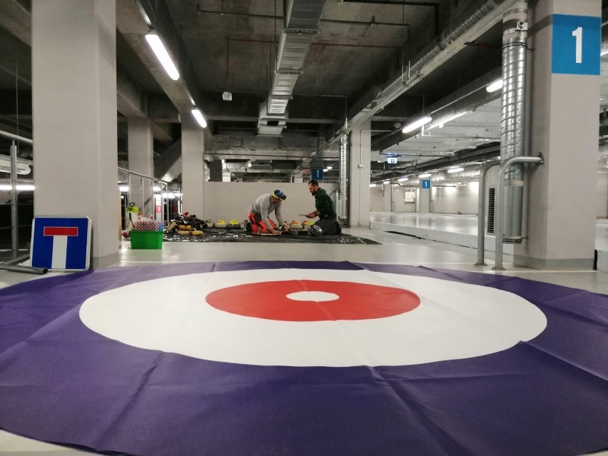 W Krakowie powstał pierwszy profesjonalny tor do curlingu. W garażu! [ZDJECIA]
