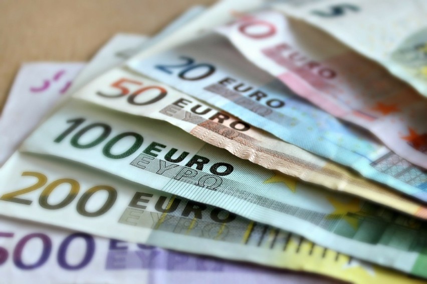 Uwaga! Młoda kobieta metodą „na policjanta" próbowała ukraść 9 tys. euro 