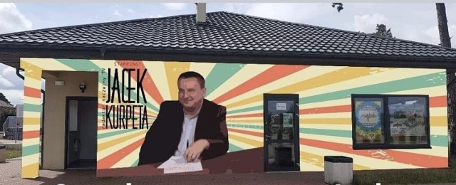 Na budynku skarżyskiego skateparku miał powstać mural upamiętniający świętej pamięci Jacka Kurpetę, dziennikarza skarżyskiej telewizji. Pomysł wywołał kontrowersje.