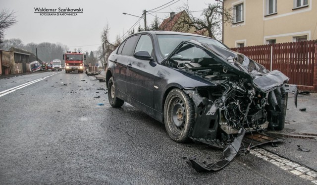 Wypadek na DK 12. BMW zderzyło się z ambulansem