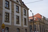 Stary dworzec w Katowicach: dwa budynki z nowym dachem, hala zegarowa oczyszczona ZDJĘCIA