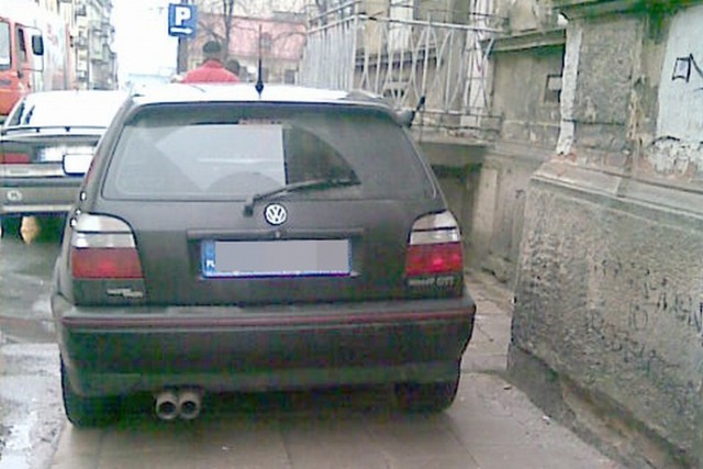 Źle zaparkowane auta przy ul. Niecałej w Lublinie to zmora ...