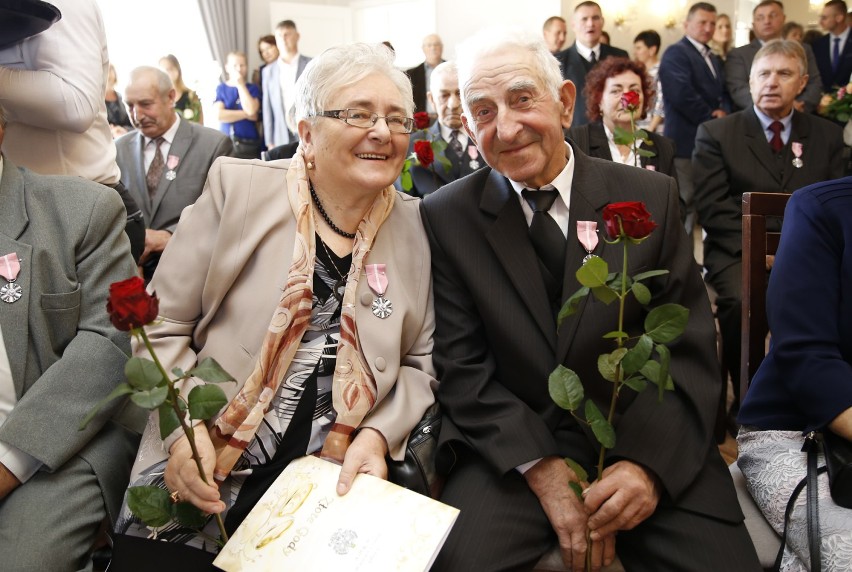 Przeżyli razem 50 lat. 33 pary świętowały w Warcie (ZDJĘCIA)