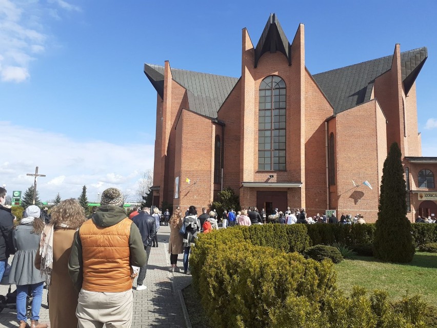 Święcenie pokarmów przed kościołem NMP Królowej Polski