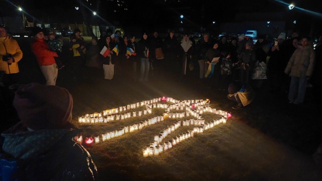 W 1.rocznicę wybuchu wojny na Ukrainie, w Ostrowcu Świętokrzyskim odbyło się spotkanie Ukraińców. Uczestniczyli w nim również  ostrowczanie. Mieszkańcy naszego miasta wyrazili poparcie dla Ukrainy, a Ukraińcy modlili się o pokój w ich ojczyźnie i powrót do domu. Niezwykłe spotkanie odbyło się na dziedzińcu Ostrowieckiego Browaru Kultury, który został podświetlony na niebiesko i żółto