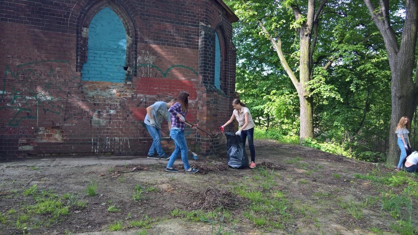 Sprzątają kapliczkę Marii Hilf w Piekarach Śląskich