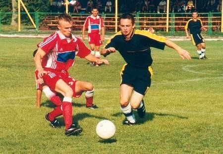 Fragment meczu. Z prawej debiutujący w Wierzycy Łukasz Racki, strzelec jednej z bramek.