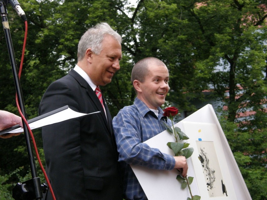 Nagrody wręczał prezydent miasta Legnicy Tadeusz Krzakowski....