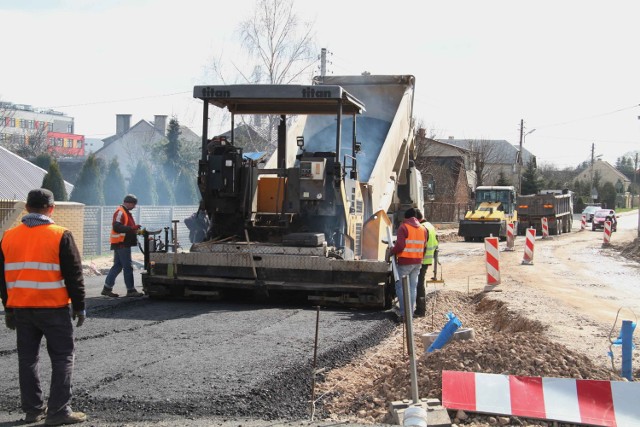 We wtorek rozpoczęto układanie asfaltu na drogach budowanych w ramach rozbudowy ulic Grunwaldzkiej i Szajnowicza-Iwanowa.