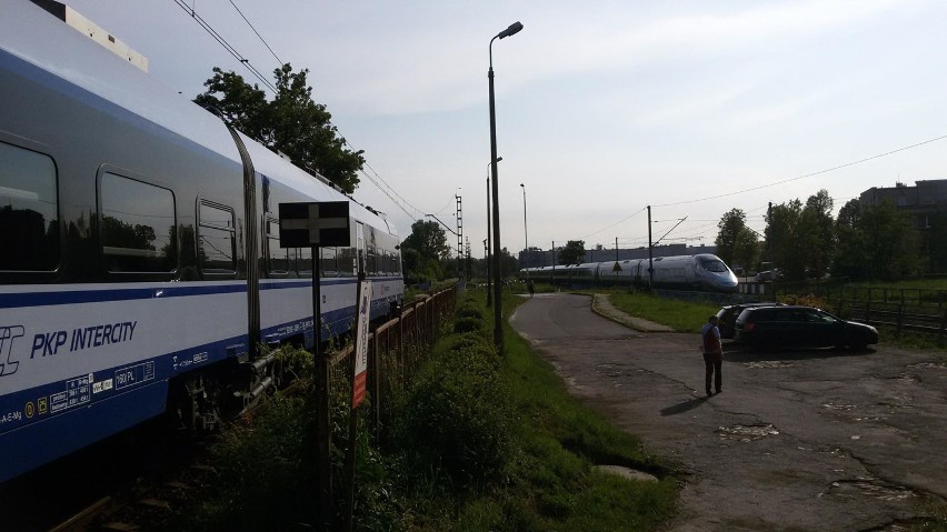 Pociąg Intercity potrącił człowieka przy dworcu kolejowym w...